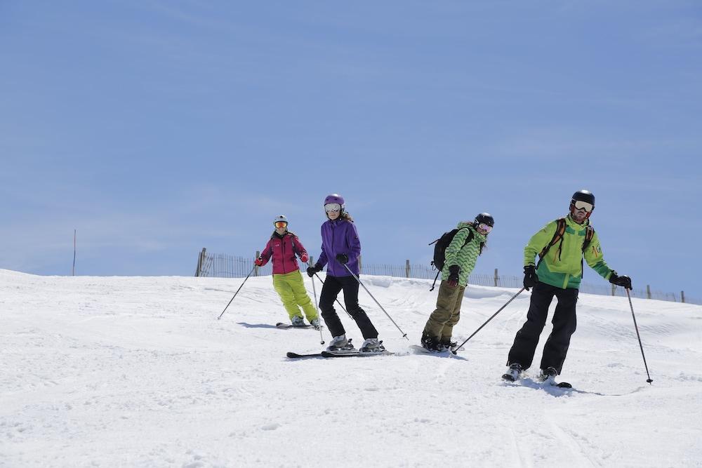 Grand Plaza Hotel & Wellness Андора ла Веля Екстериор снимка Cross-country skiers at the 2010 Olympics