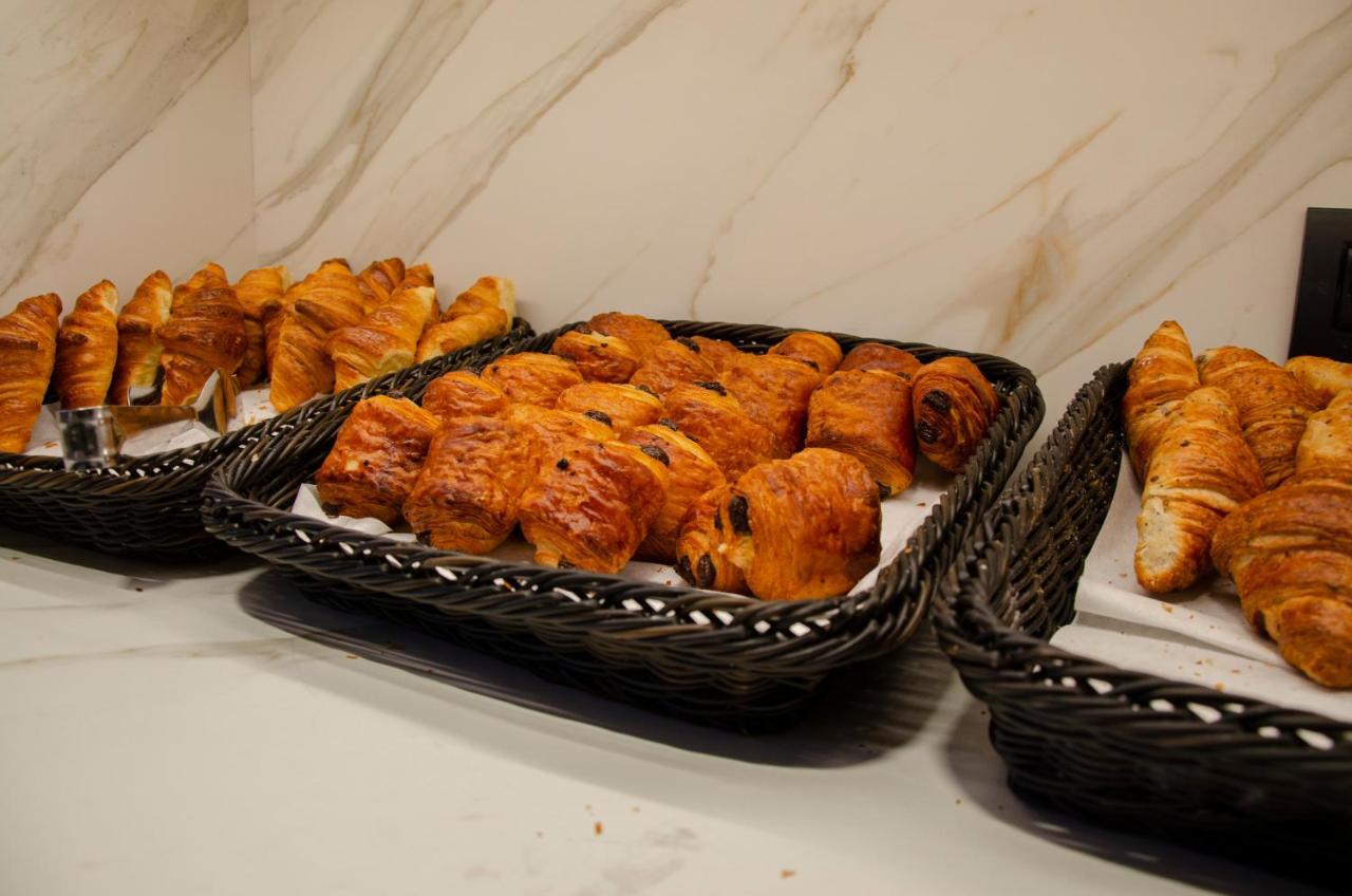 Grand Plaza Hotel & Wellness Андора ла Веля Екстериор снимка Baked goods at a buffet